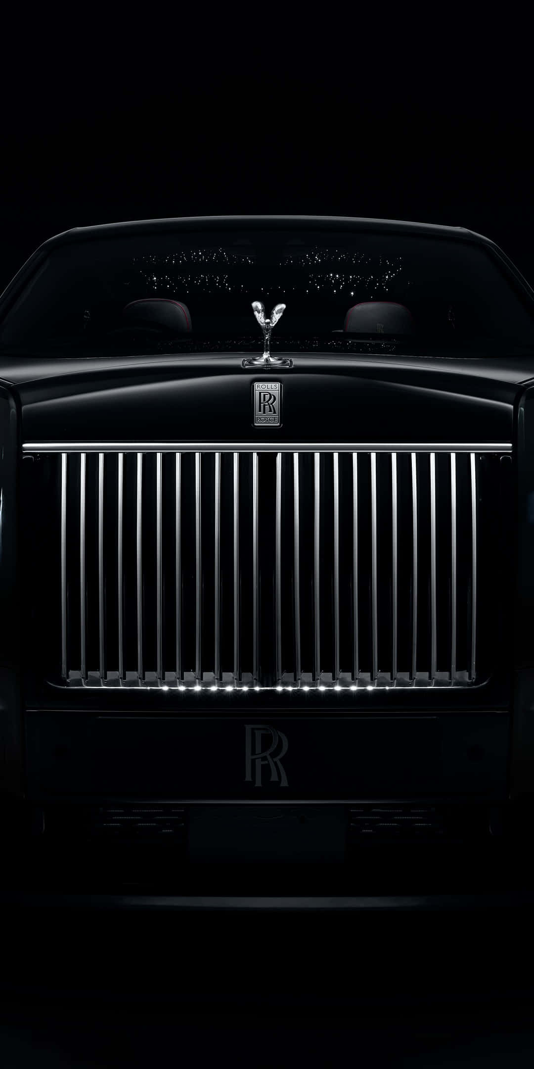 Rolls Royce 桌布 壁紙 — 在漆黑背景下，聚光燈下閃耀的黑色勞斯萊斯格柵。