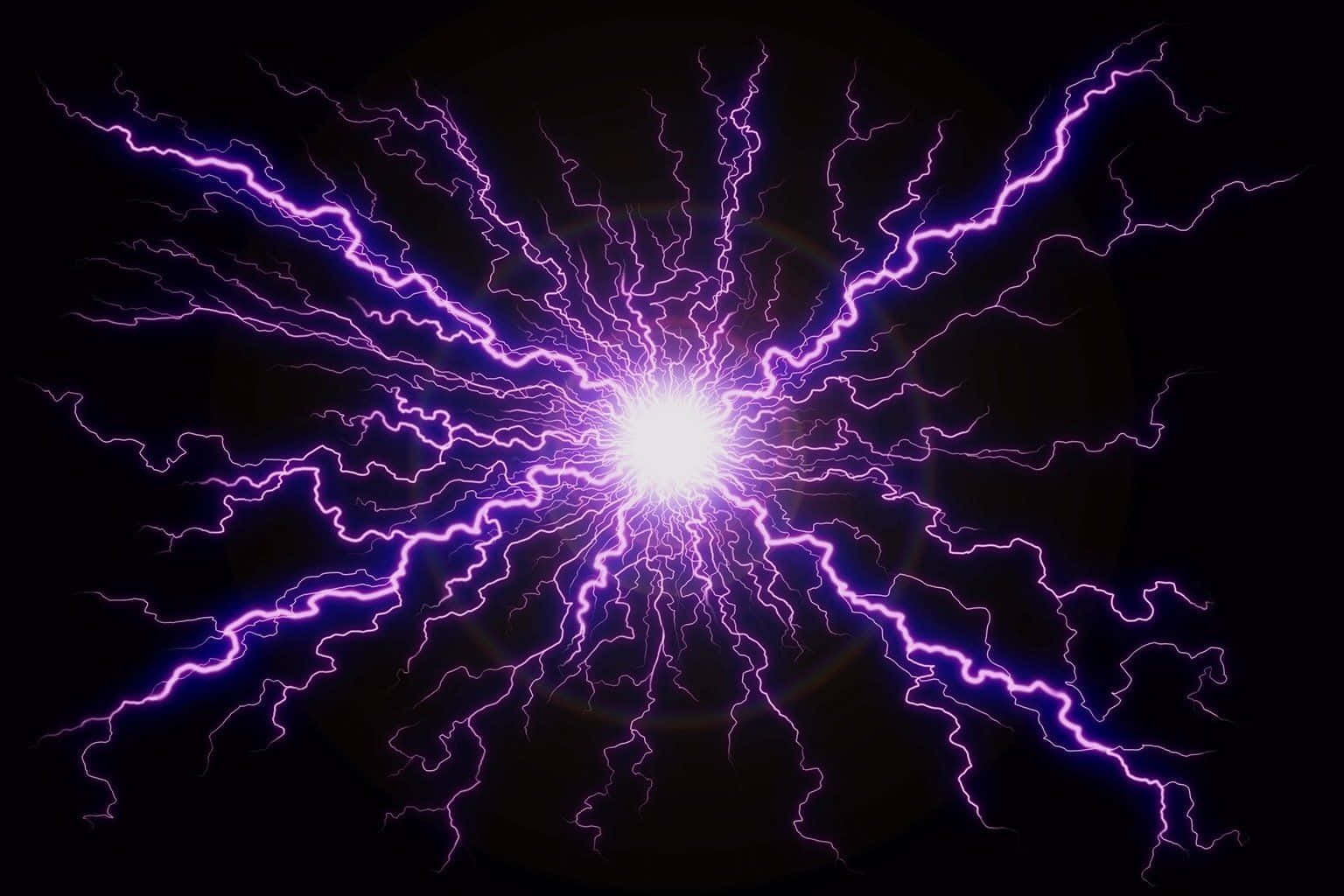 Purple Lightning 桌布 壁紙 — 在漆黑虛空中，一道耀眼的電光紫色閃電從明亮的白色核心向外輻射。