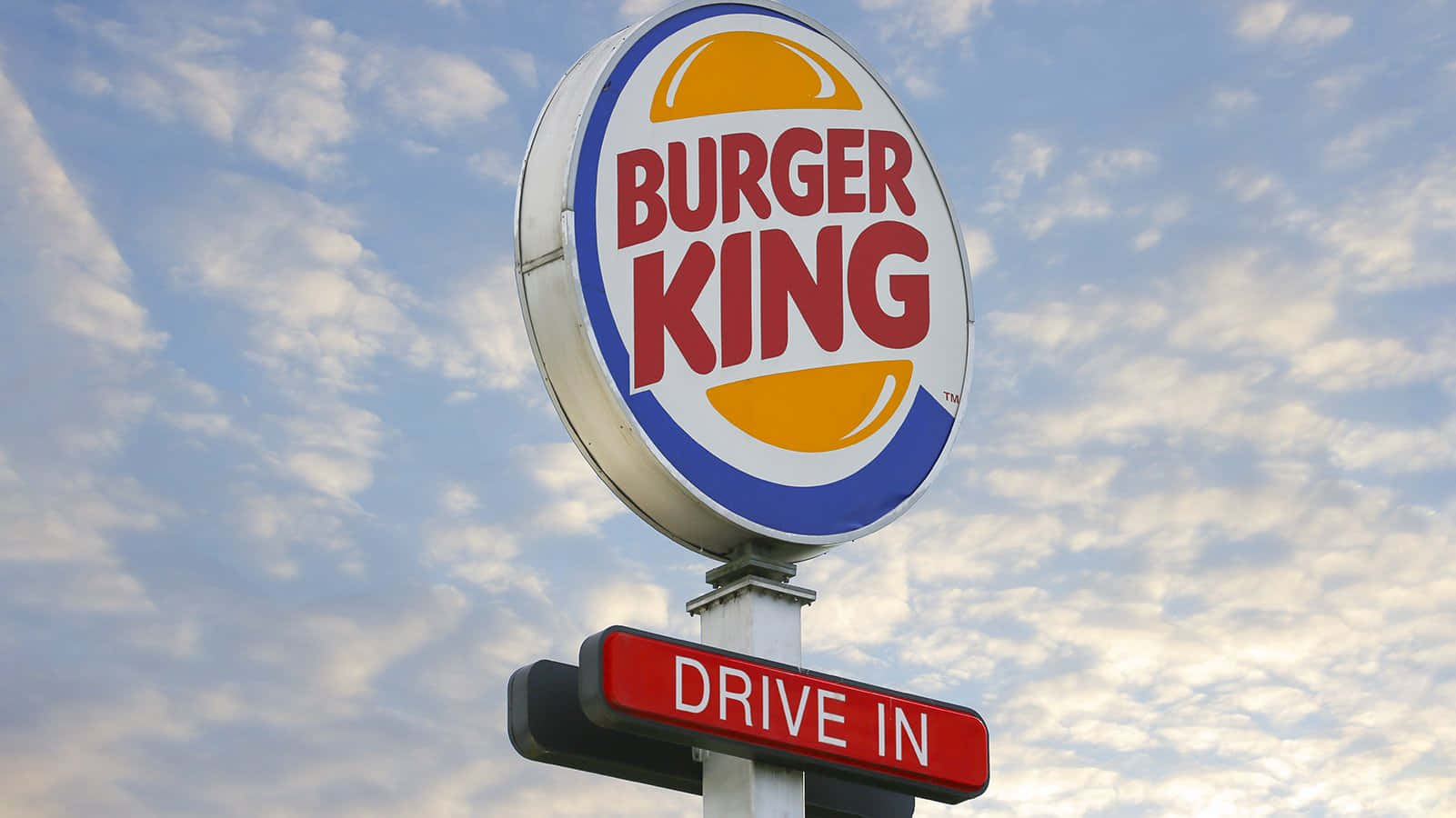 Burger King得來速招牌襯托多雲的天空