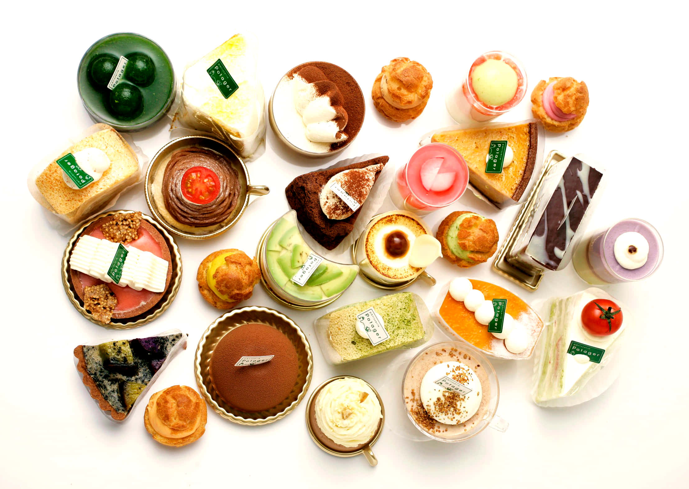 Japanese Sweets 桌布 壁紙 — 在潔白背景上，色彩繽紛的容器中擺放著各式各樣的迷你甜品，俯視效果充滿活力。