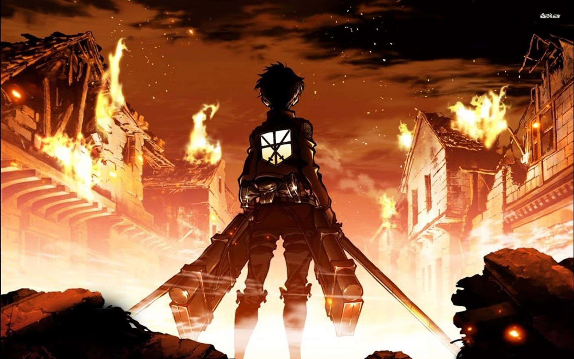 Levi Ackerman Desktop 桌布 壁紙 — 在煙霧瀰漫的橙色天空下，一個孤獨的戰士背對著熾熱的爆炸，站在廢墟村莊中。