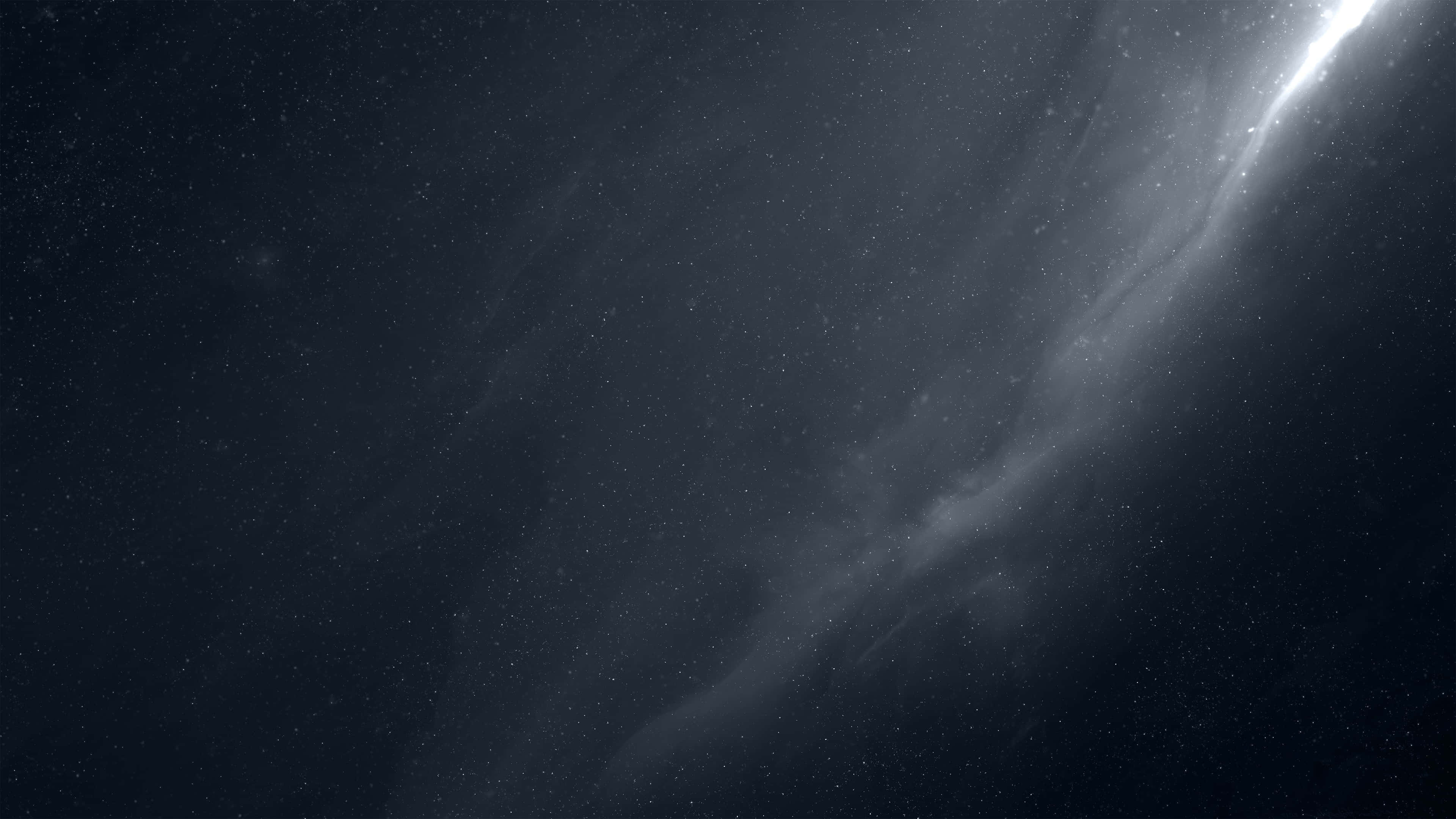 Dark Heaven 桌布 壁紙 — 在燦爛天體光束下，宇宙星雲在星場中旋轉，帶有柔和發光的卷鬚。