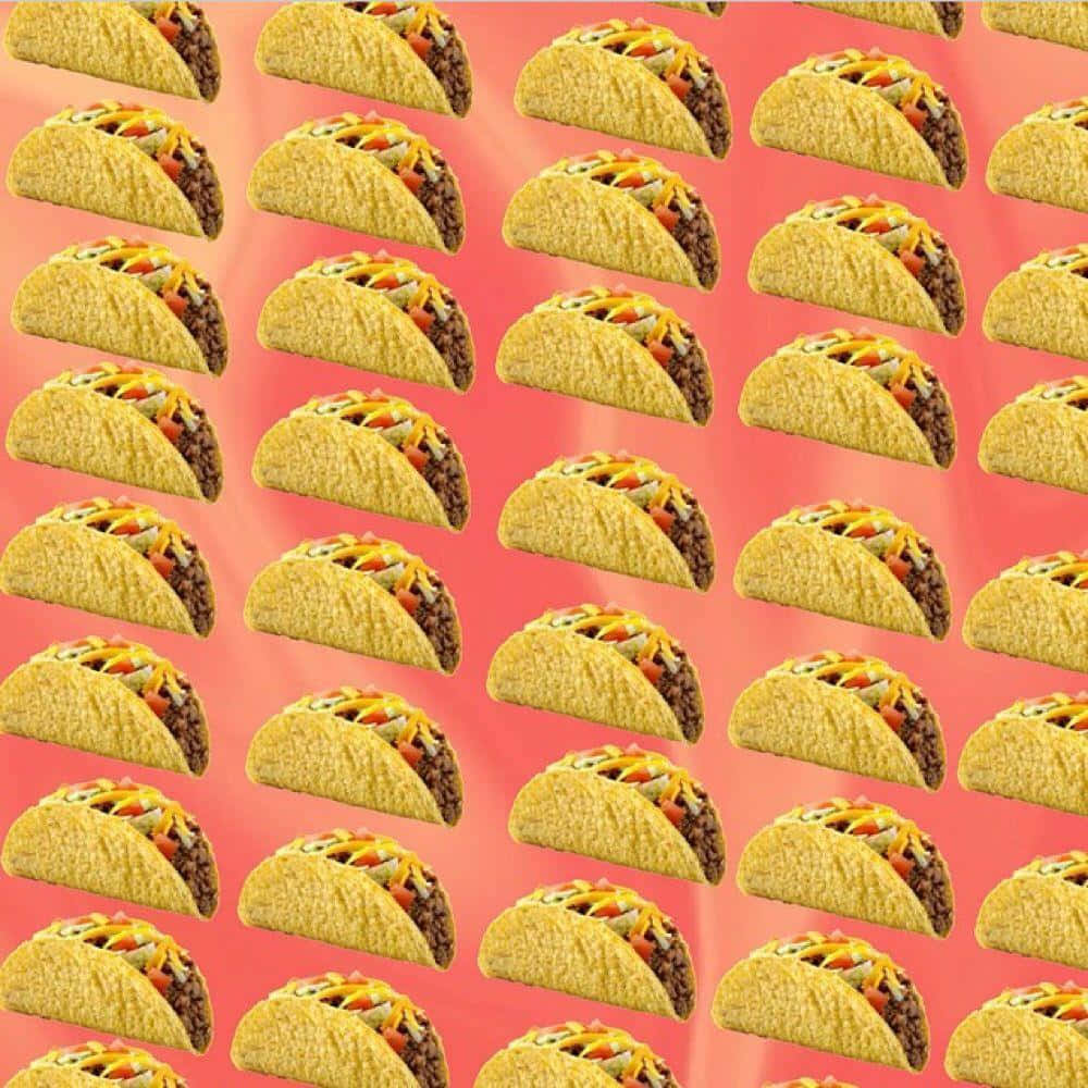 Taco 桌布 壁紙 — 在珊瑚粉紅色背景上，相同脆皮玉米餅的鮮豔圖案，內餡有肉、芝士和蔬菜。
