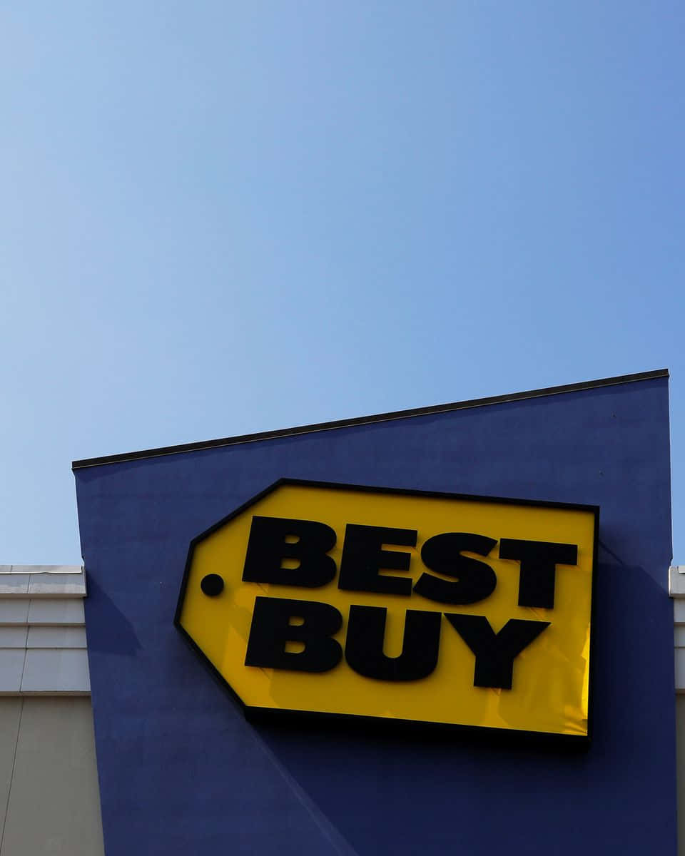 Best Buy商店標誌襯著清澈的藍天