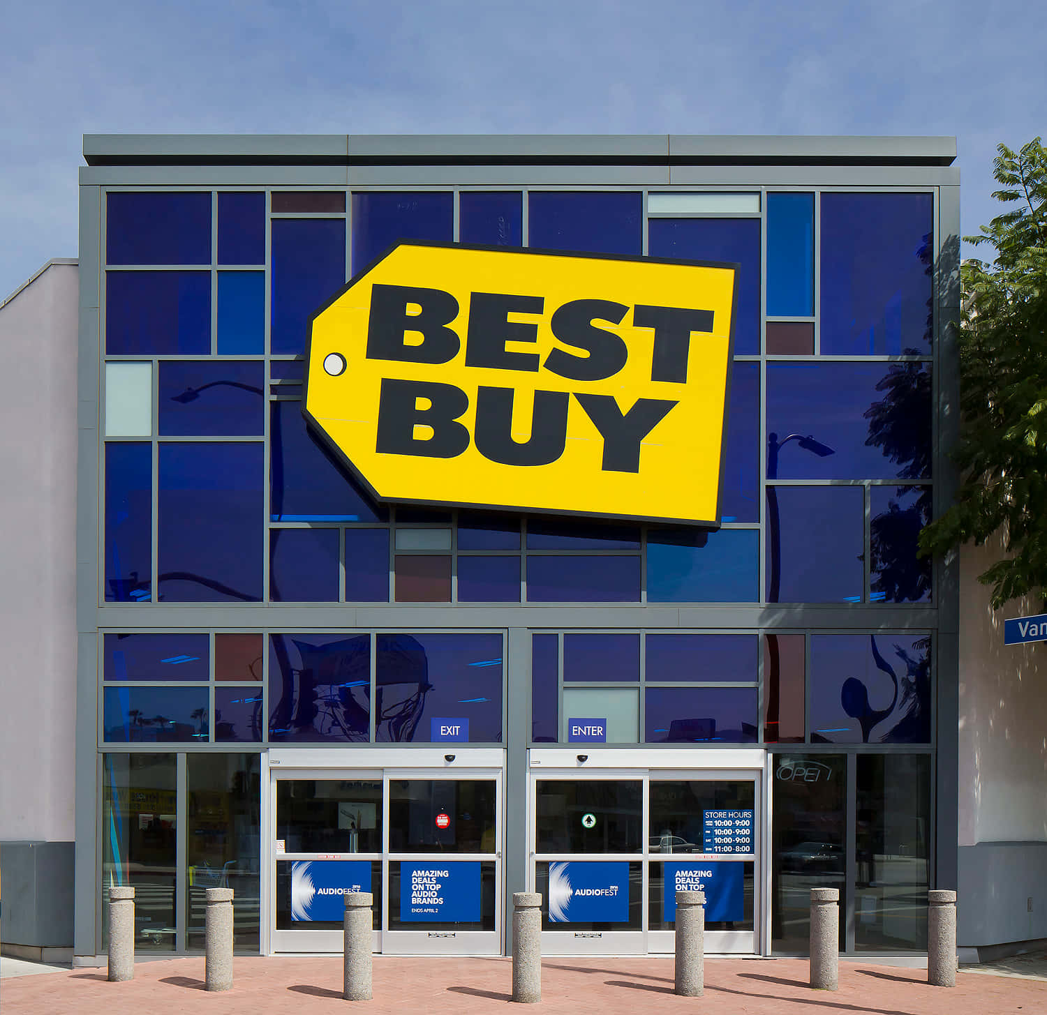 Best Buy零售店，玻璃外牆和黃色招牌