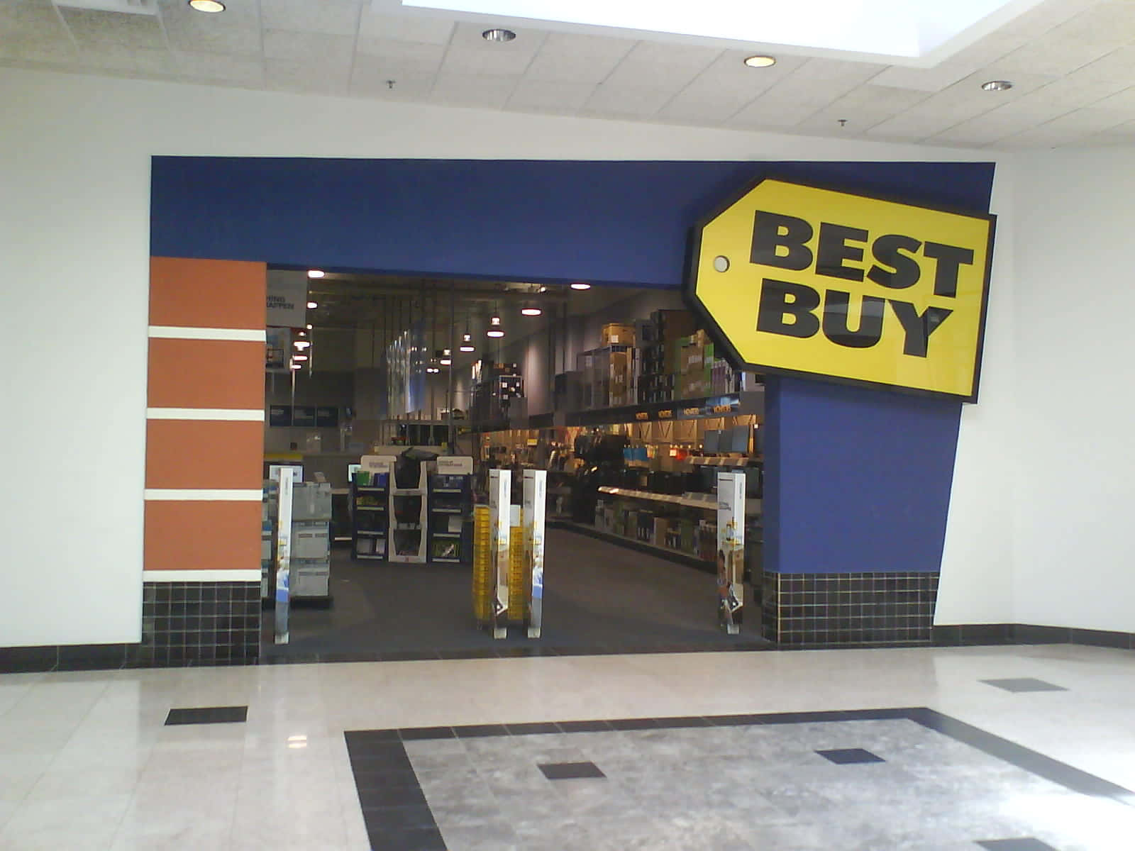 Best Buy 商店入口，採用藍色和黃色品牌標識及玻璃門。