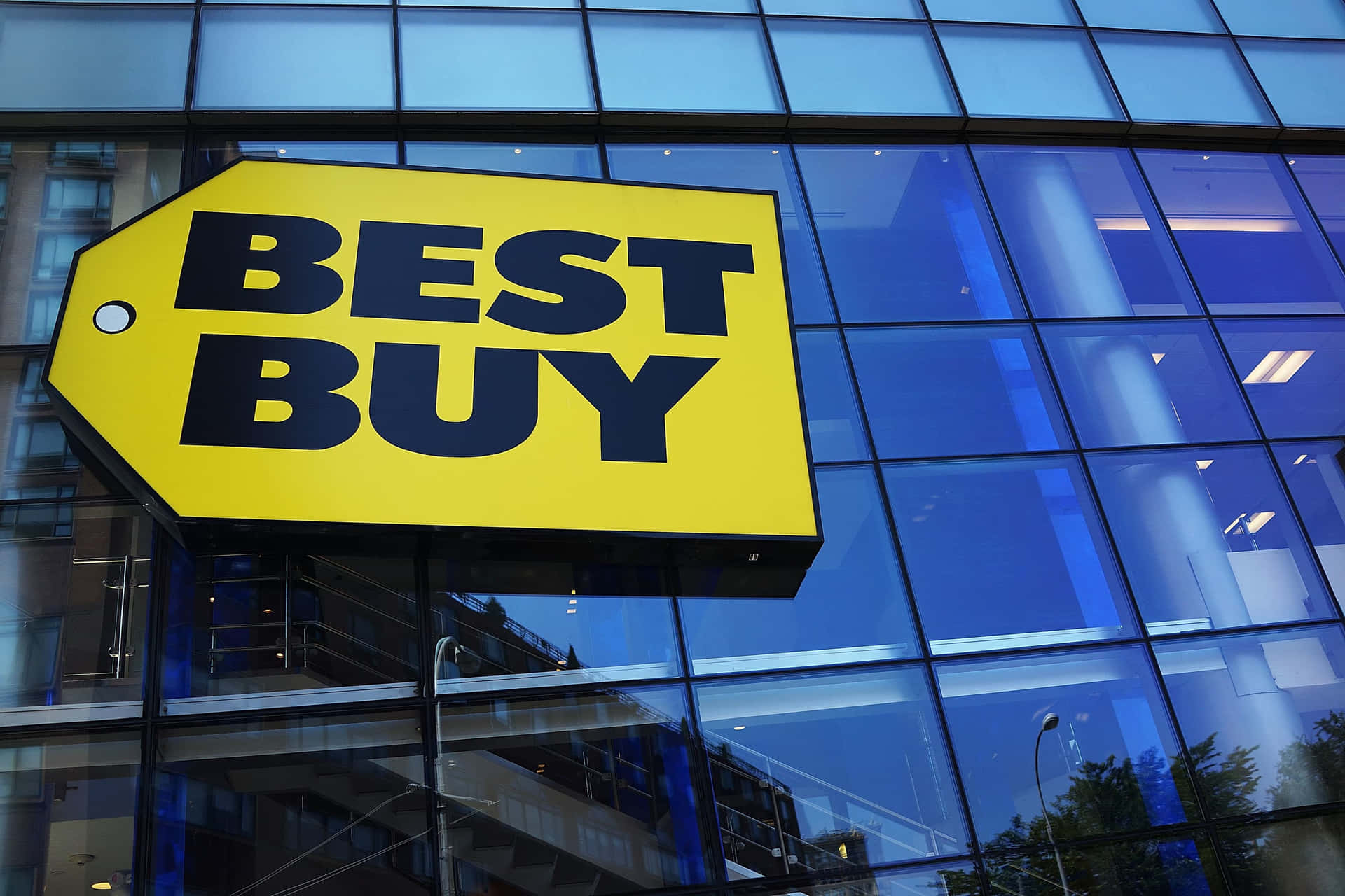 玻璃外牆建築上的Best Buy商店標誌及倒影。