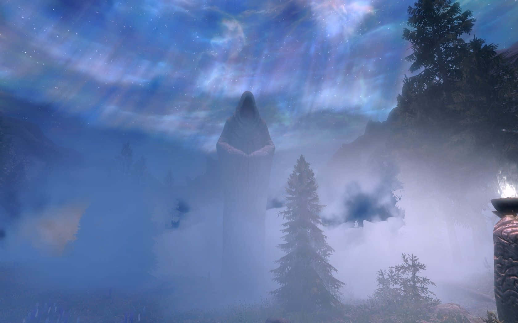 Sovngarde 桌布 壁紙 — 在神秘的森林中，一個高大的戴帽身影從霧氣中浮現，天空閃爍著極光。