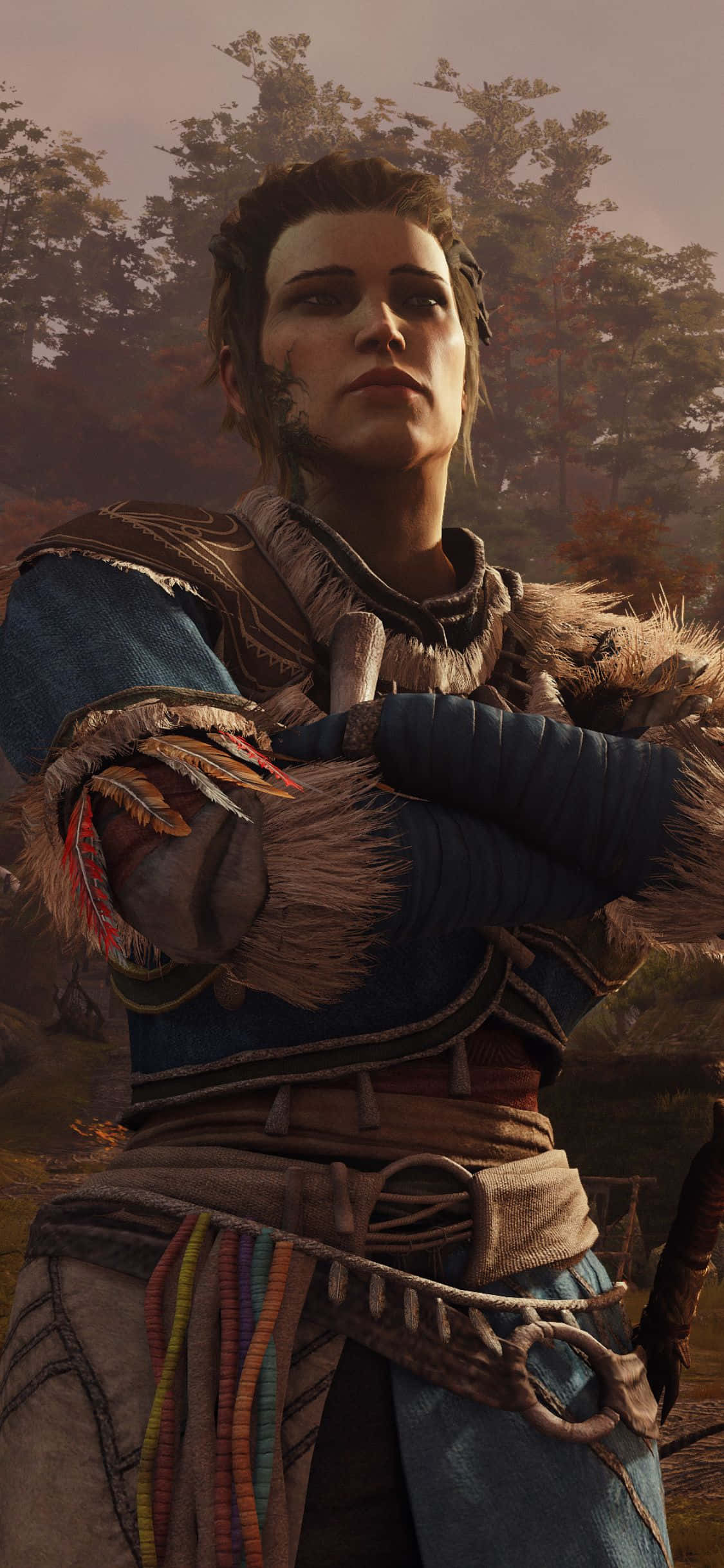 在神話世界《Greedfall》中體驗刺激的動作與冒險 壁紙 — 一位堅定的戰士穿著毛皮襯裡的盔甲，在黃昏的森林中站立，雙臂交叉，堅定地向上凝視。
