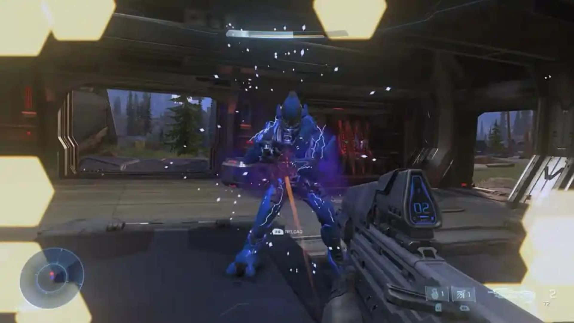 Sangheili 桌布 壁紙 — 在科幻遊戲中，一名藍色裝甲士兵在六邊形照明的太空船機庫內發射發光武器。