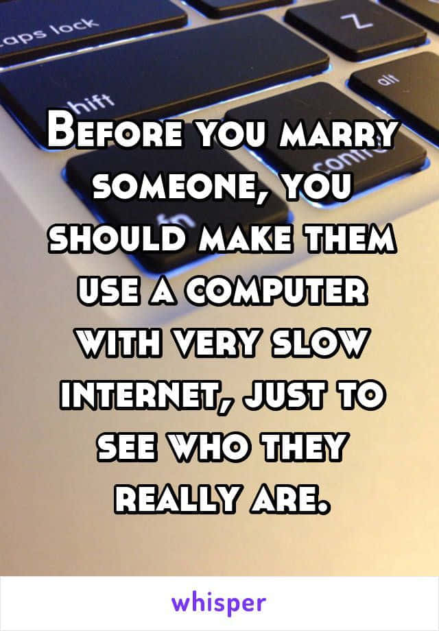 Technology Humor Memes 桌布 壁紙 — 在筆記型電腦鍵盤特寫上疊加文字，附帶幽默的人生建議語錄。