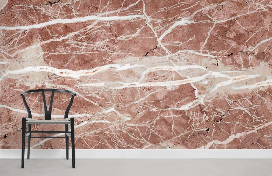 Brown Marble 桌布 壁紙 — 在簡約風格的室內設計中，一張時尚的黑色椅子矗立在帶有醒目白色紋理的濃郁粉紅色大理石牆前。