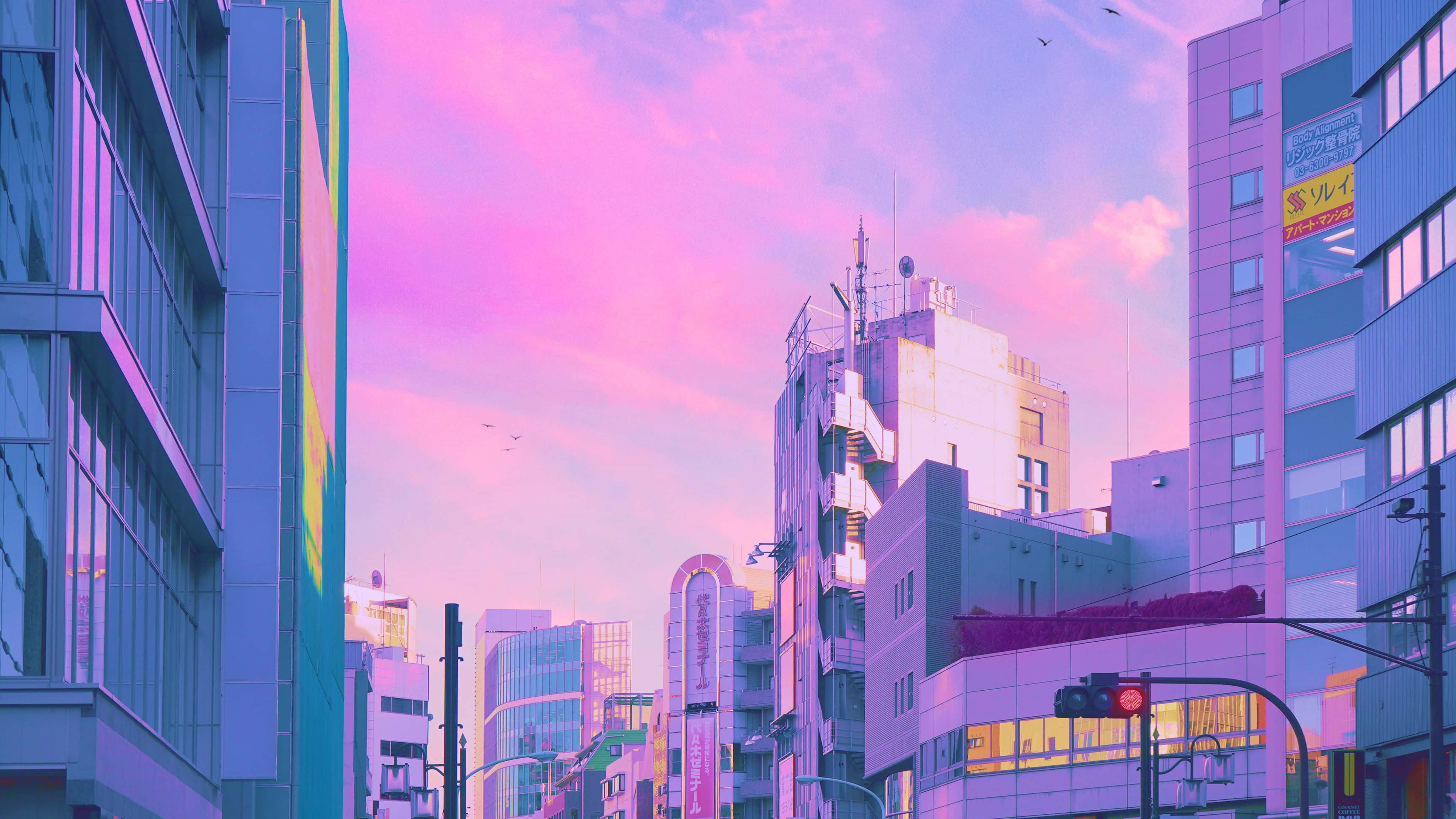 Soft 桌布 壁紙 — 在粉紫色天空下，一條充滿活力的城市街道，霓虹燈閃爍，高樓大廈林立，招牌閃閃發光，正值日落時分。