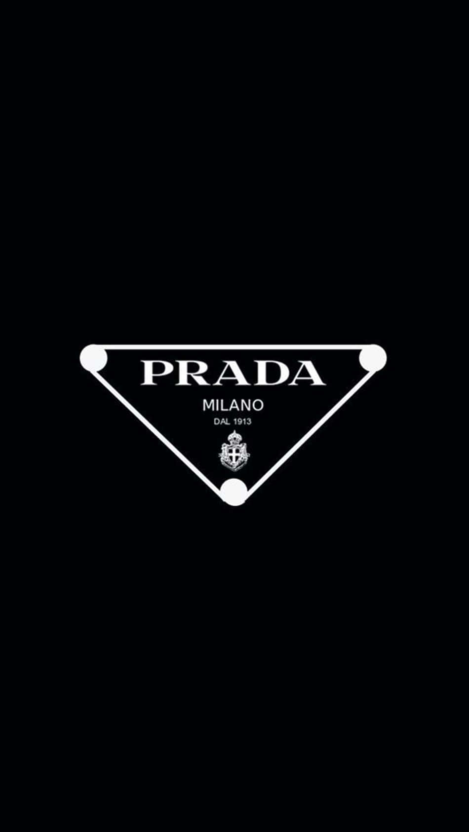 黑色背景上的Prada標誌三角形，帶有文字和徽章。