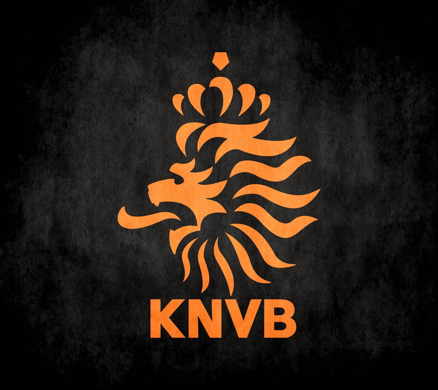 Logo 桌布 壁紙 — 在紋理深色背景上，帶有皇冠和KNVB文字的醒目橙色獅子標誌。
