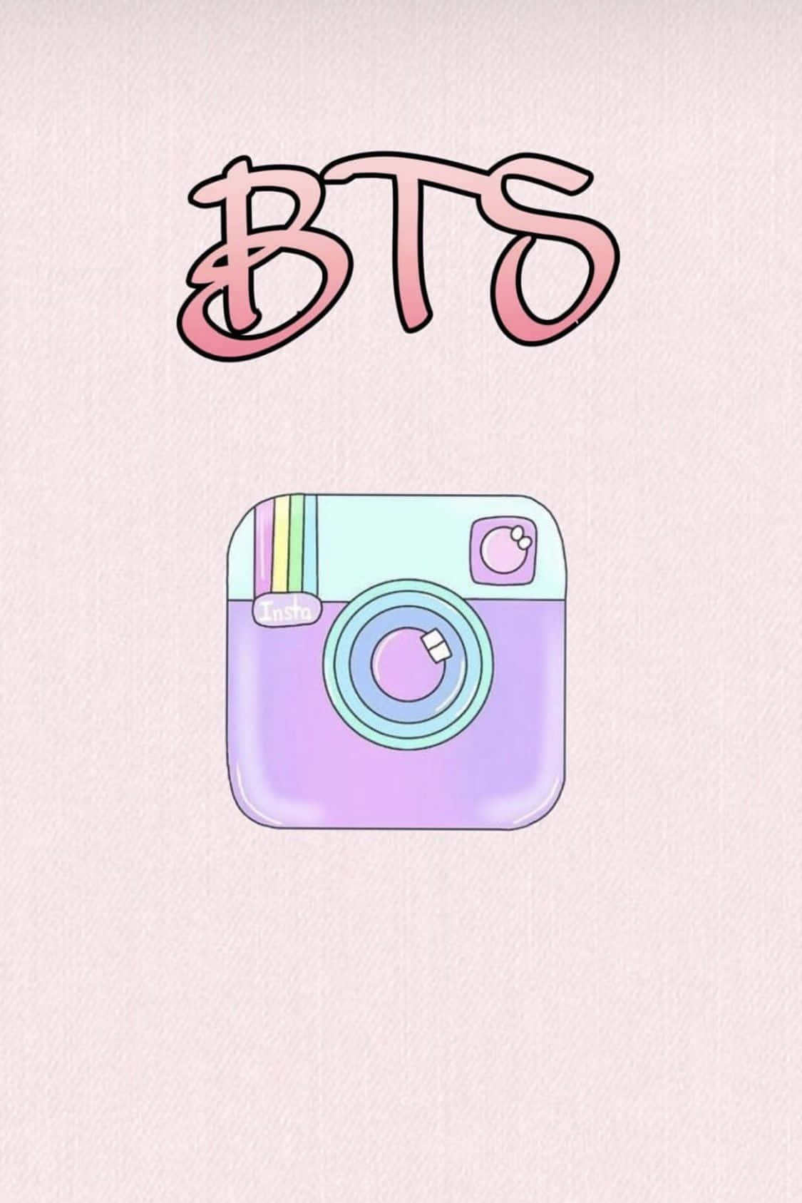 Bts Icon 桌布 壁紙 — 在紋理淺粉色背景上，粉紅色輪廓的BTS文字位於柔和漸層相機圖示上方。