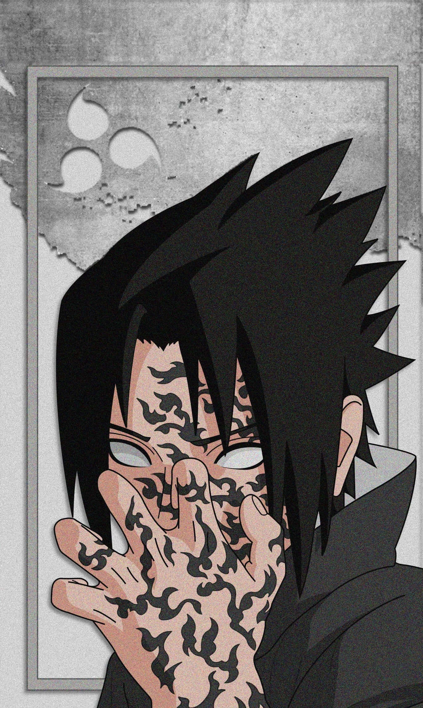 Sasuke Uchiha Cursed Mark 桌布 壁紙 — 在紋理灰色背景上，黑色尖刺頭髮和火焰圖案的手遮住半張臉的動漫角色。