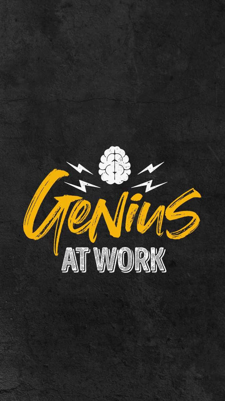 Dark Genius 桌布 壁紙 — 在紋理黑色背景上，帶有大腦圖標和閃電的醒目黃色和白色「Genius At Work」文字。