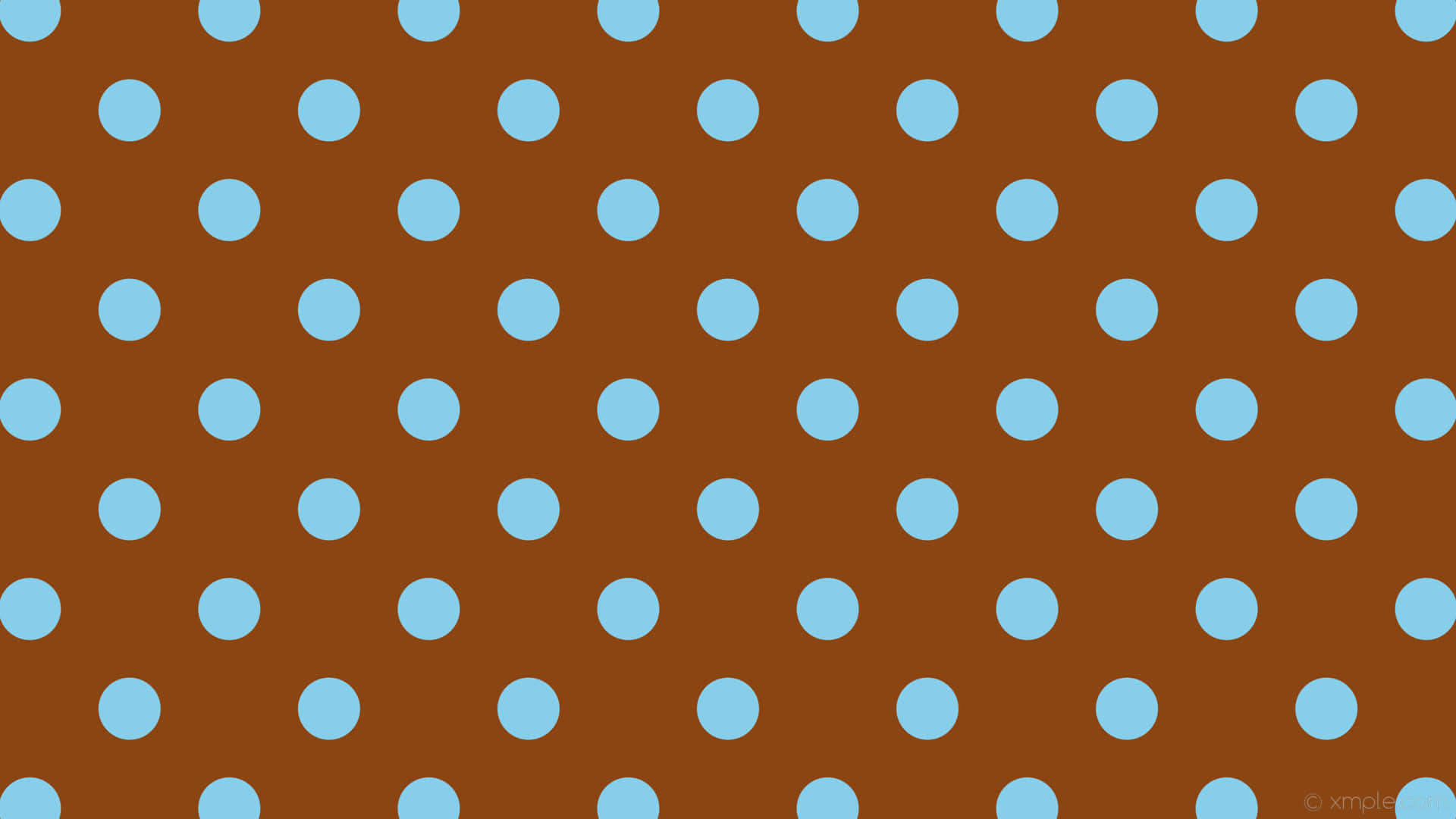 Brown Polka Dots 桌布 壁紙 — 在純棕色背景上重複的淺藍色圓點圖案。
