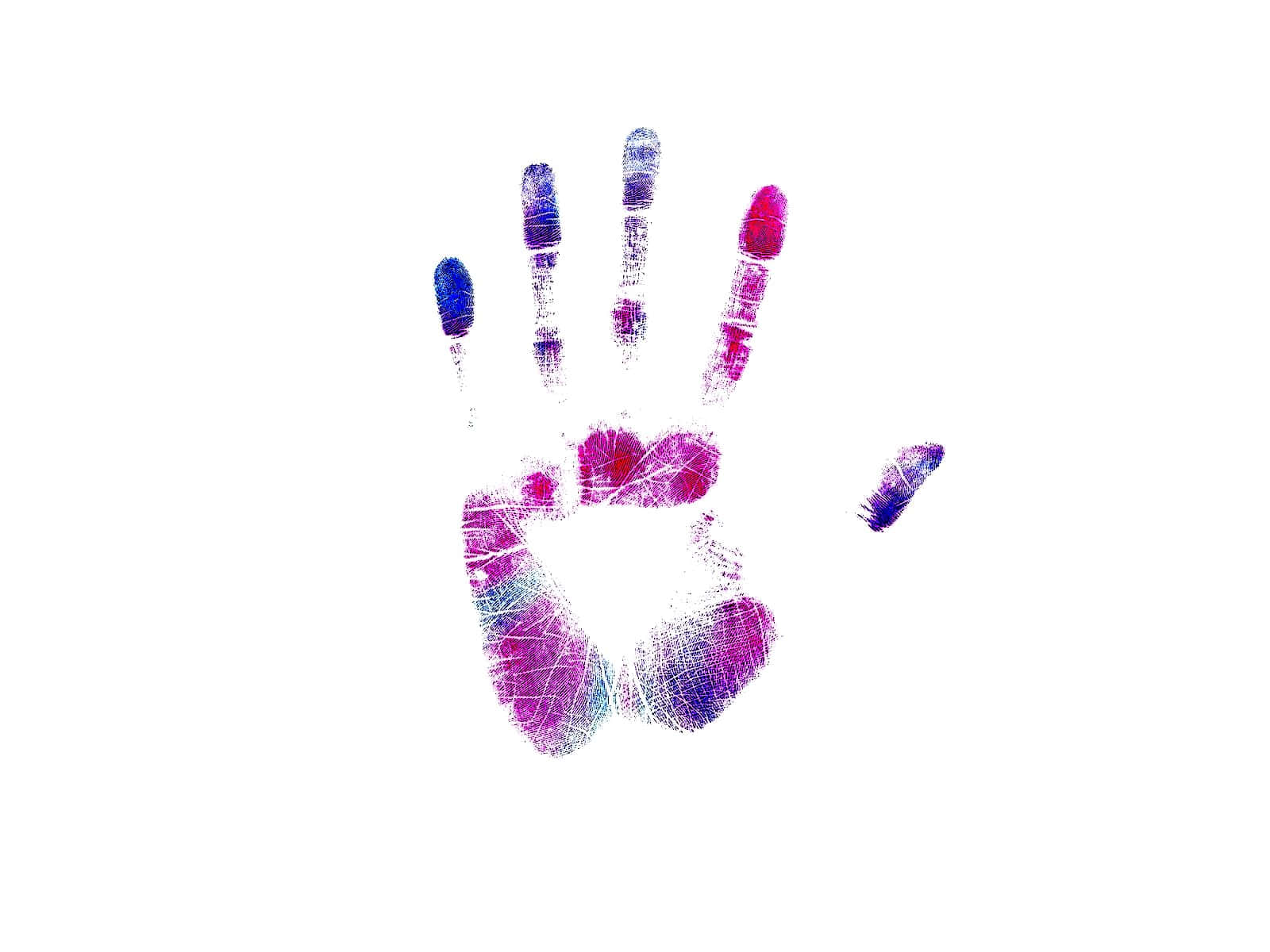 hands 桌布 壁紙 — 在純白背景上，以紫色和藍色顏料繪製的充滿活力的手印，帶有紋理感的筆觸。