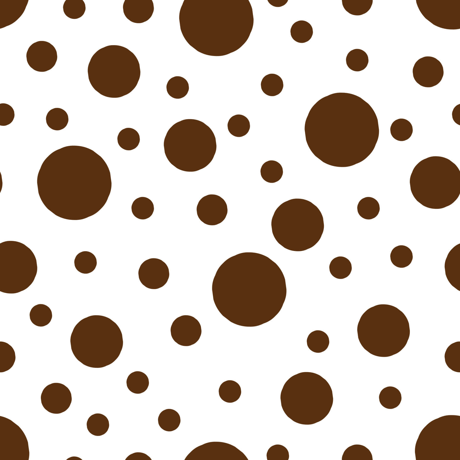Brown Polka Dots 桌布 壁紙 — 在純白背景上散佈的棕色圓形無縫圖案，營造出俏皮且極簡的視覺質感。