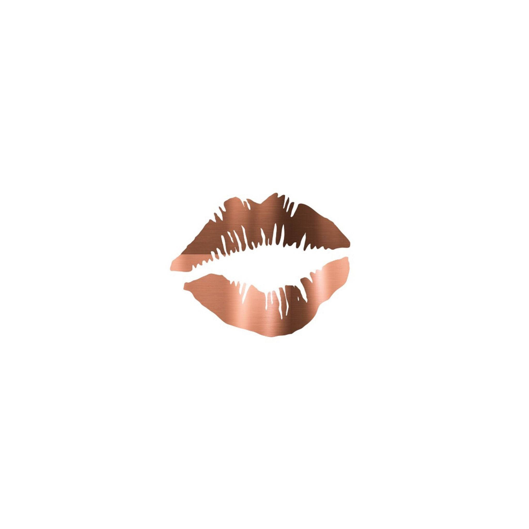 lips 桌布 壁紙 — 在純白色背景上，帶有刷紋質感的金屬玫瑰金唇膏唇印。