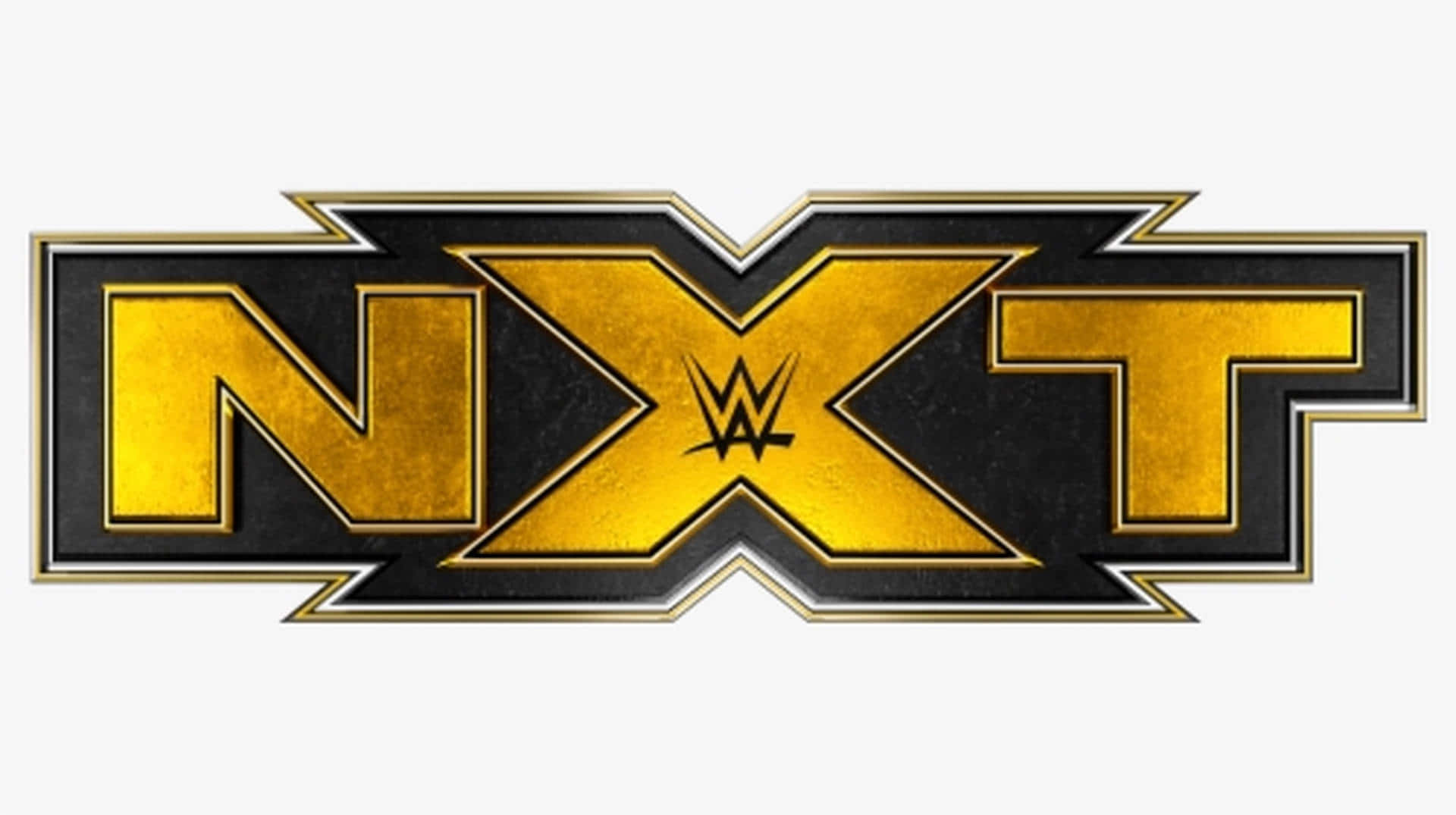 WWE Logo 桌布 壁紙 — 在純白色背景上，帶有黑色和銀色點綴的大膽金色 NXT 標誌。