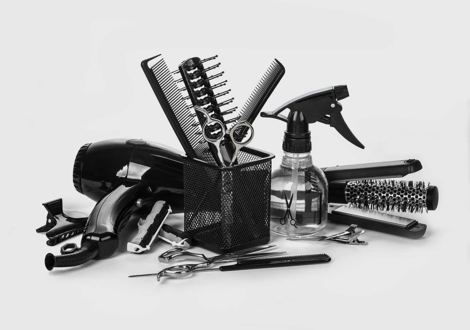 Hair Salon 桌布 壁紙 — 在純色背景上以單色排列專業美髮工具，包括剪刀、梳子和風筒。