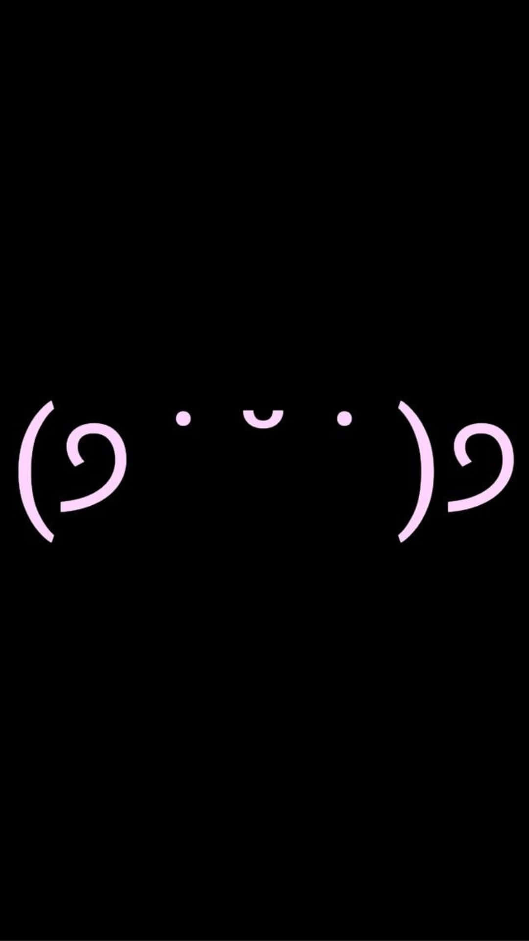 Kawaii Emoticon 桌布 壁紙 — 在純黑色背景上，一個極簡的發光紫色笑臉，帶有圓點眼睛和彎曲的嘴巴。