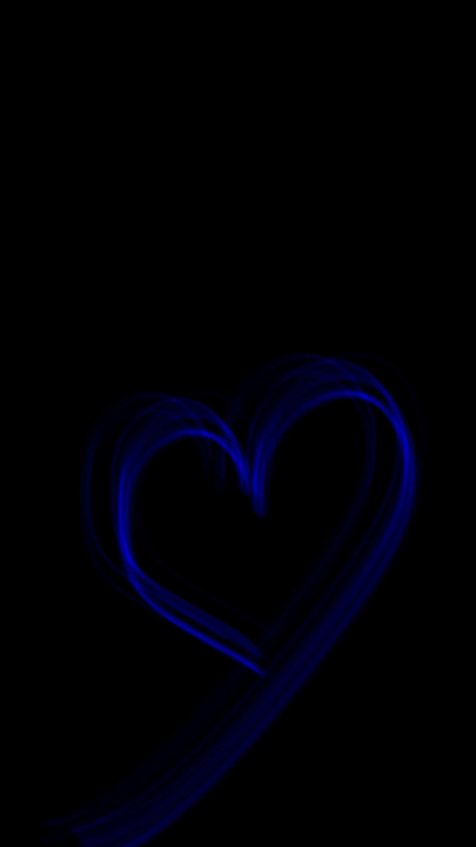 Black Heart 桌布 壁紙 — 在純黑色背景上，以光跡繪製的發光藍色心形。