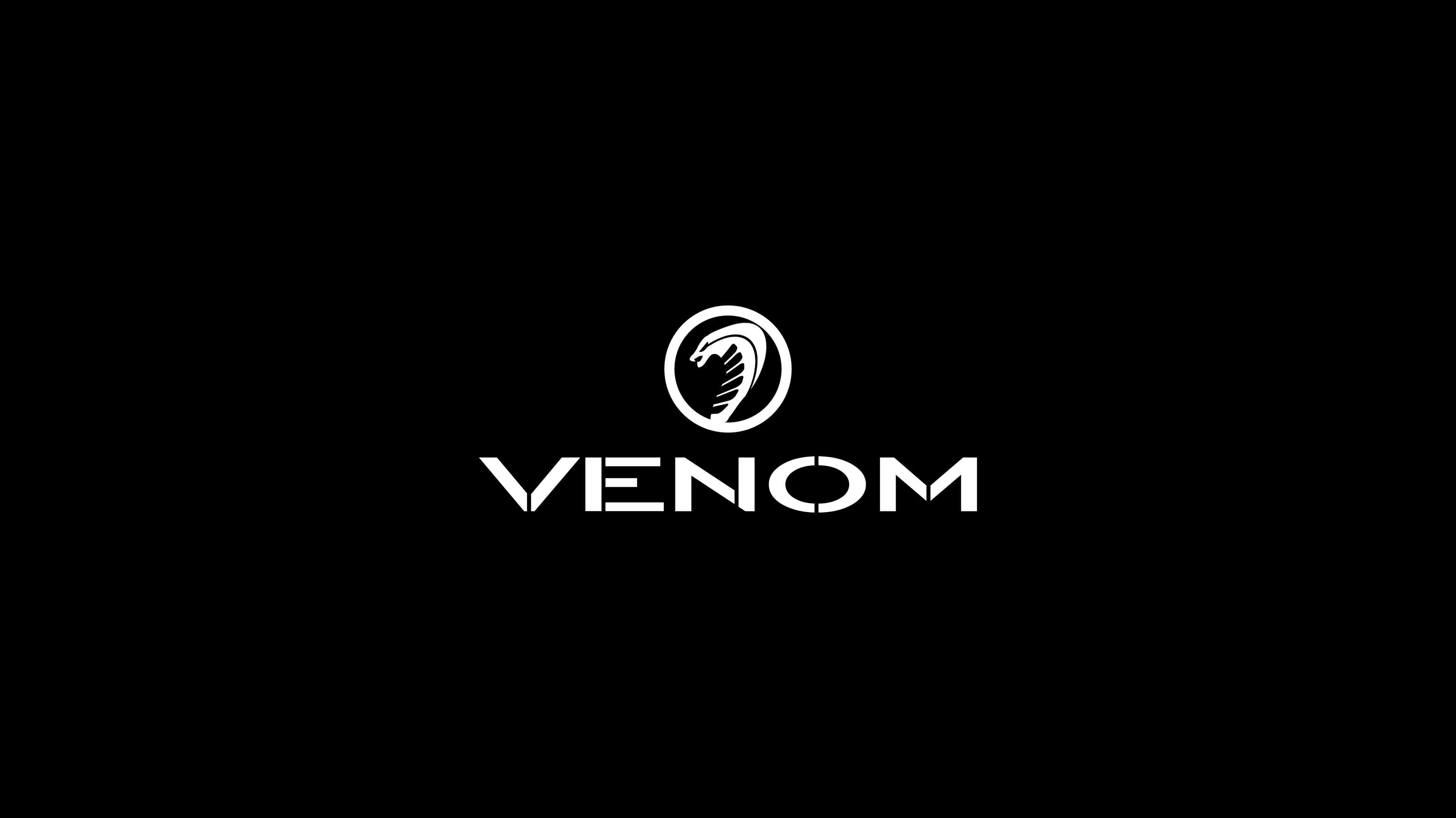 Venom Logo 桌布 壁紙 — 在純黑色背景上居中放置帶有風格化共生體頭部圖標的大膽白色 Venom 標誌。