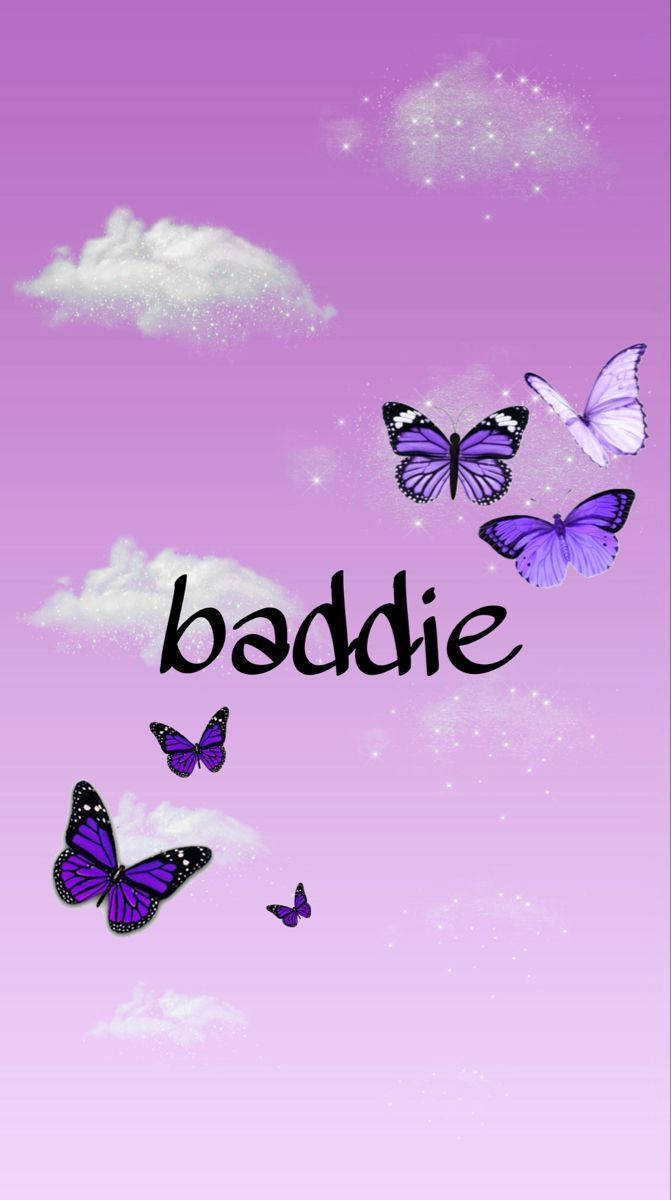 紫色蝴蝶在薰衣草色天空中飛翔，雲朵和閃光圍繞著 baddie 這個詞。