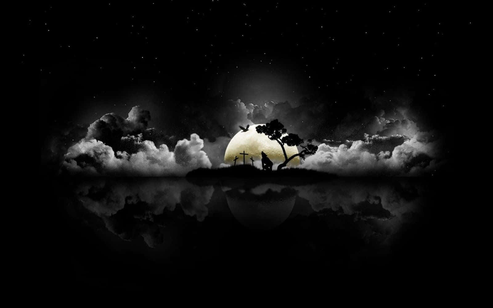 Moon Phases 桌布 壁紙 — 在繁星點點的夜空下，一棵孤樹和十字架的剪影映襯著黑暗水面上反射的明亮滿月。