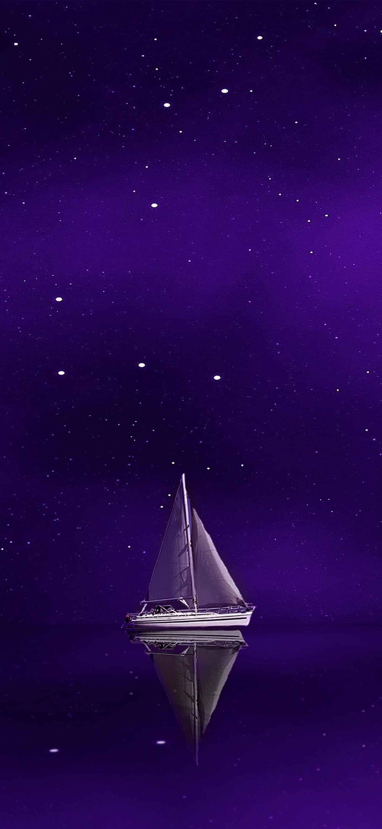 Ship 桌布 壁紙 — 在繁星點點的夜空下，一艘孤獨的帆船靜靜地漂浮在如鏡面般的紫色湖面上。