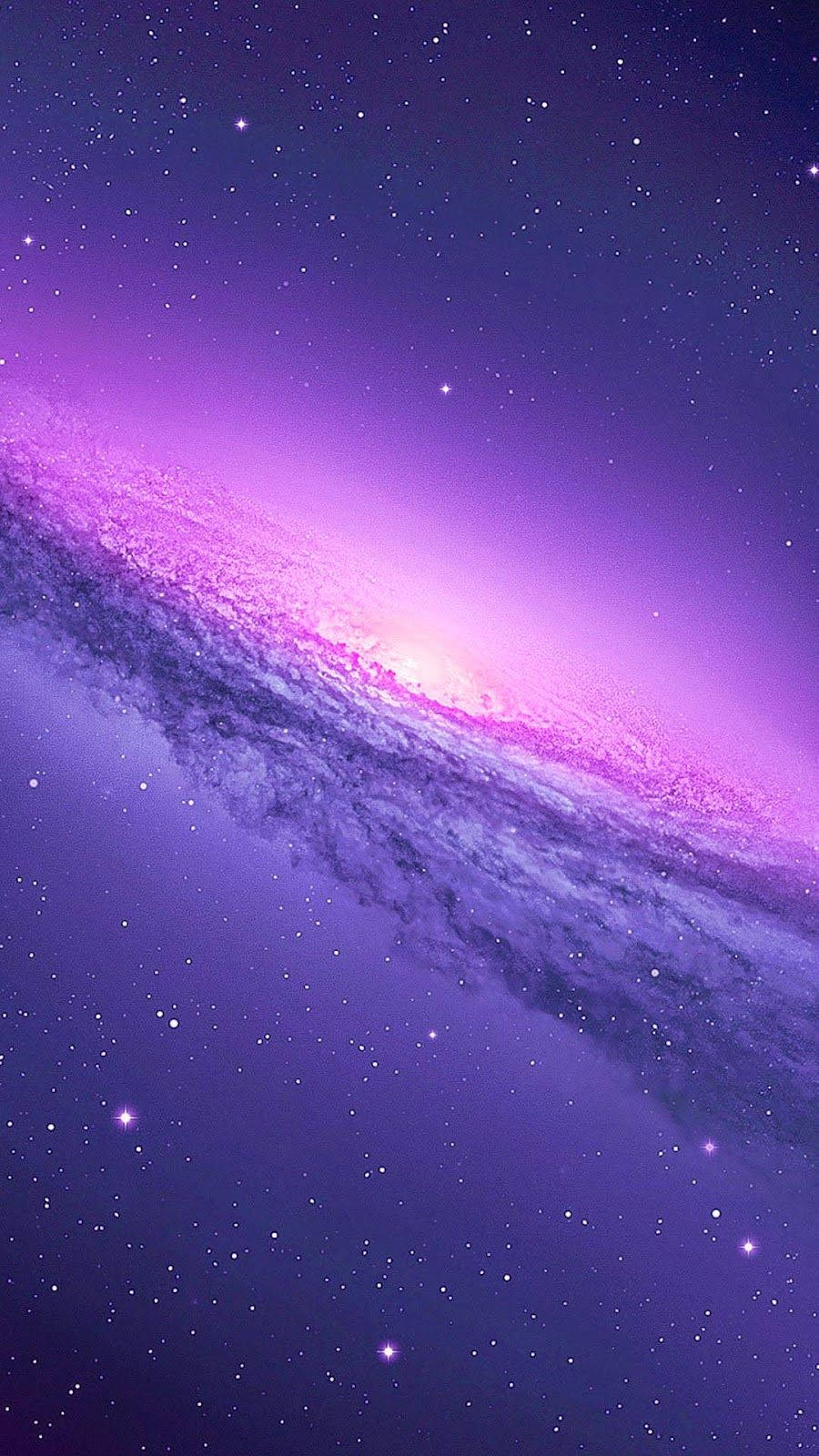 samsung galaxy 4K 桌布 壁紙 — 在繁星點點的宇宙背景下，一個螺旋星系散發出充滿活力的紫色和粉紅色光芒，令人嘆為觀止。