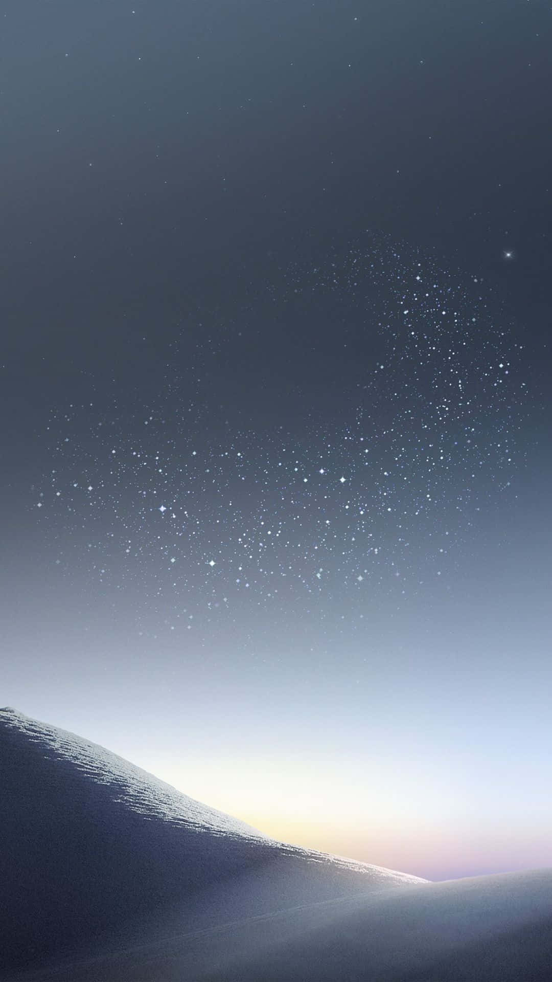 iPhone 8 Plus 桌布 壁紙 — 在繁星點點的暮色天空下，一條寧靜的積雪山脊，帶有柔和的漸變色調。