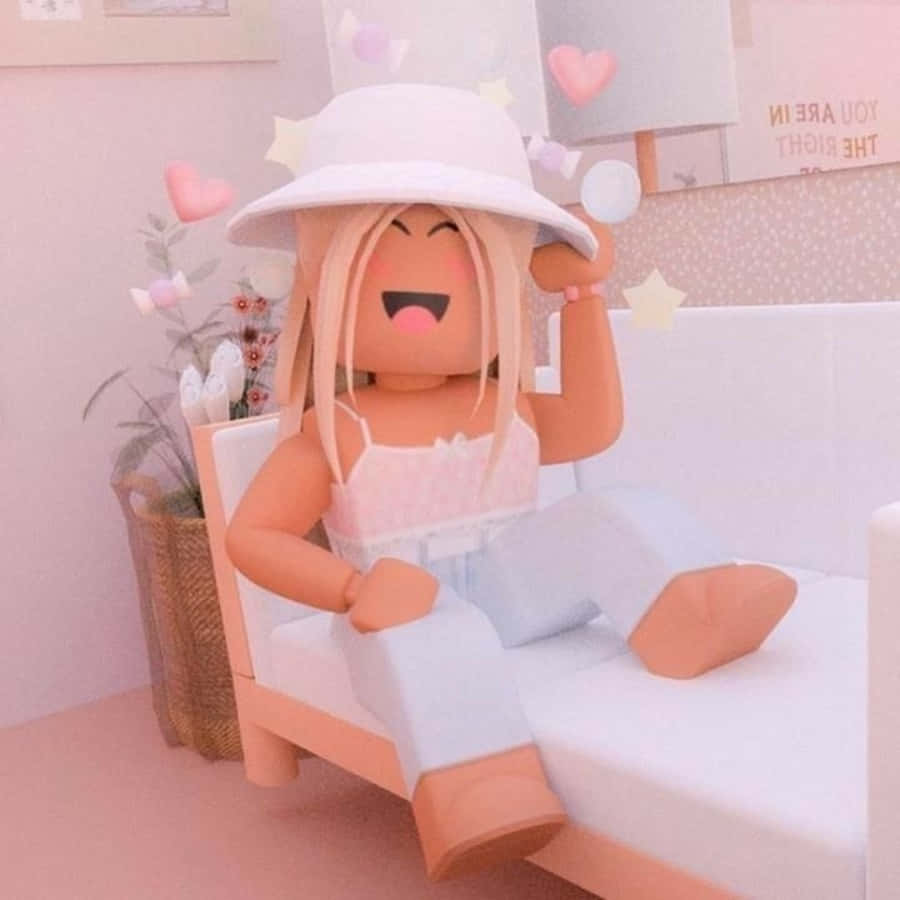 一個微笑的 Roblox 頭像戴著白帽，坐在粉紅色椅子上，房間以粉彩色調裝飾。
