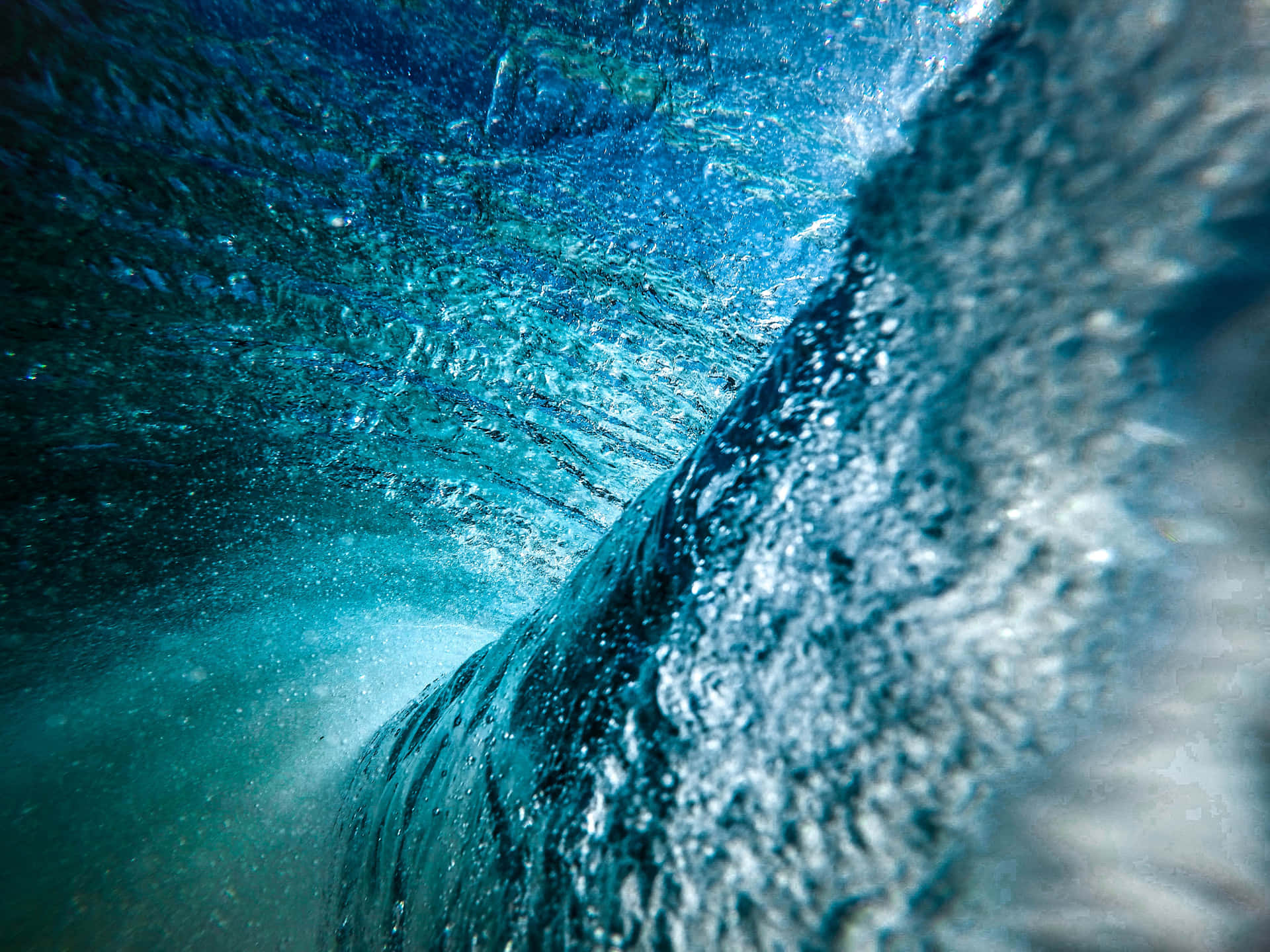 水底場景，有旋轉的藍色水和光線折射
