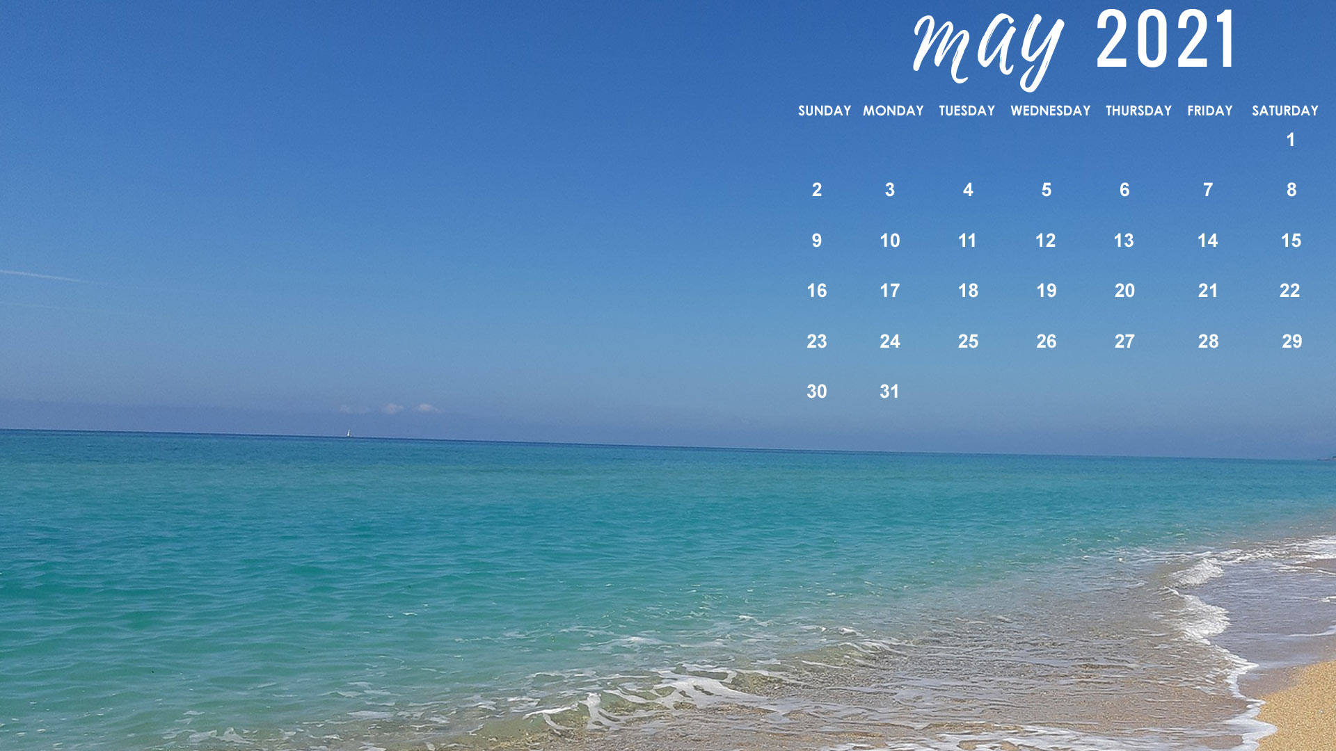 2021年5月日曆，位於碧綠海水和晴朗天空的海灘上。