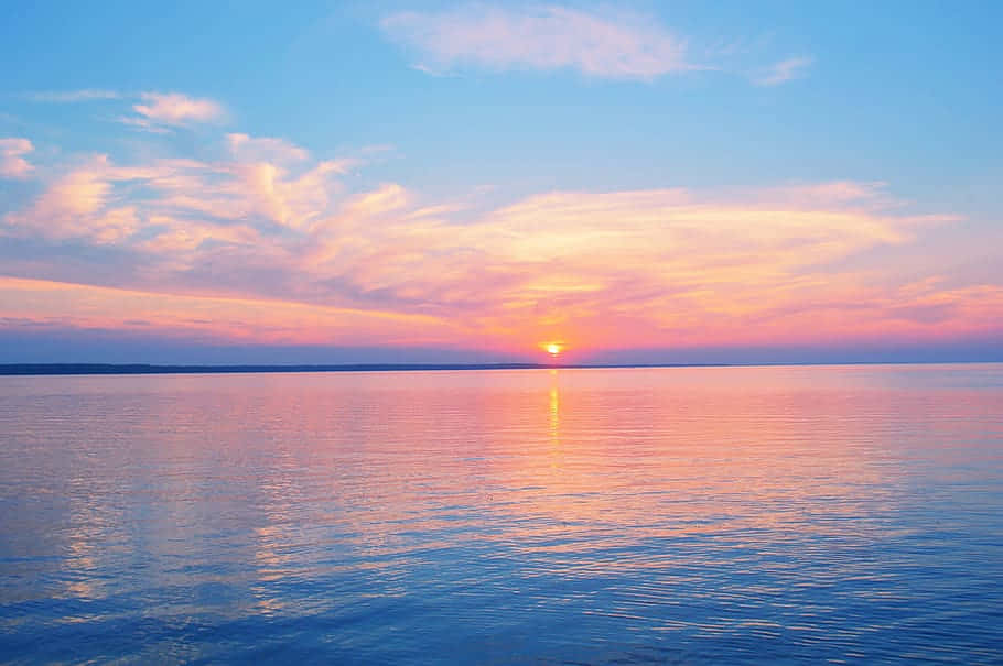 平靜湖面上的夕陽，色彩繽紛的天空倒影