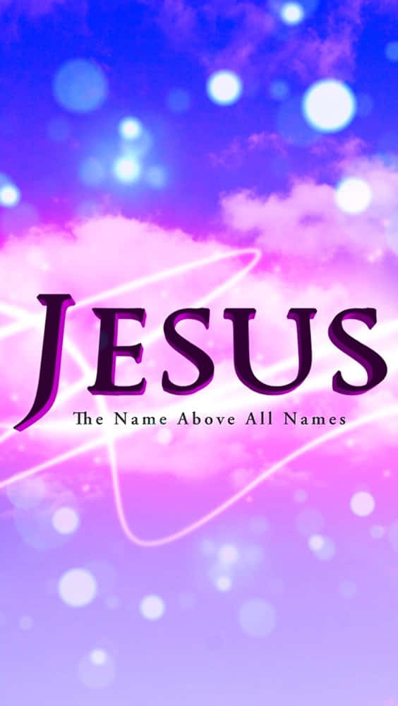 發光的文字耶穌，副標題為 The Name Above All Names，背景是柔和的紫色和藍色天空。