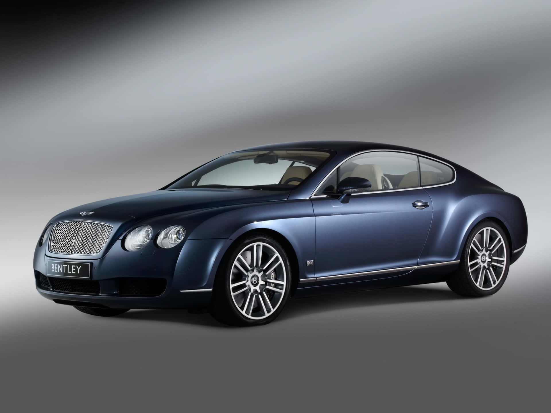 攝影棚燈光下的時尚藍色賓利 Continental GT 轎跑車。