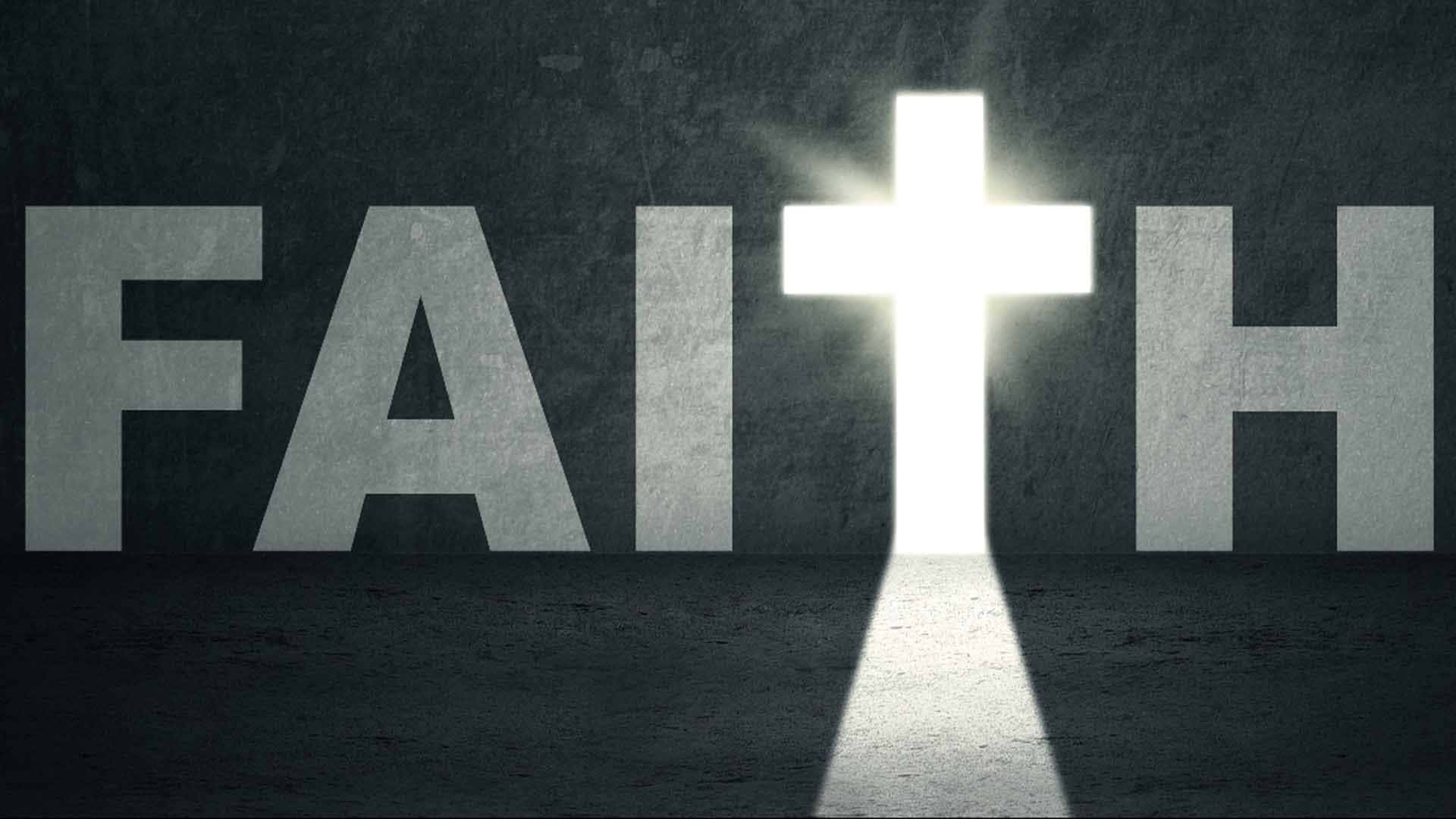 一個發光的十字架將光線穿過深色牆上的「FAITH」字樣投射出來。