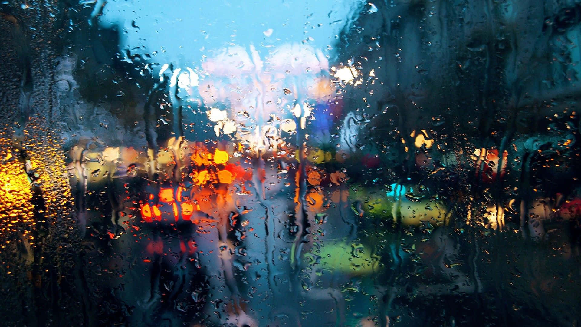 雨滴落在窗戶上，夜晚的城市燈光模糊不清。