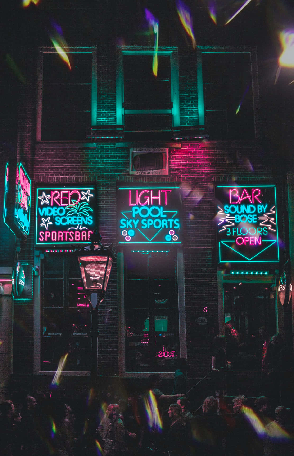 夜晚霓虹燈照亮的酒吧和運動酒吧，人群和色彩繽紛的光線。
