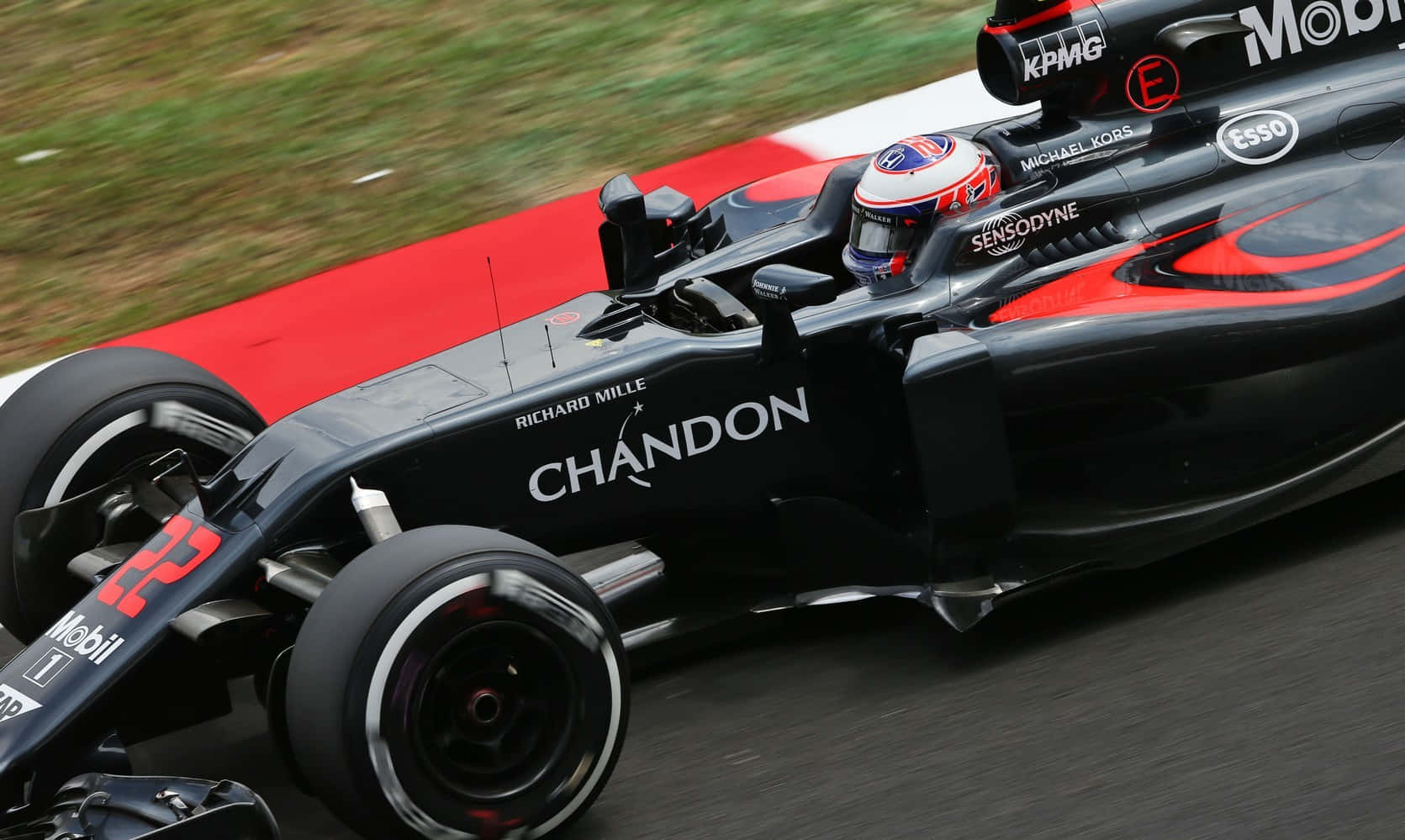 F1賽車在賽道上疾馳，背景模糊