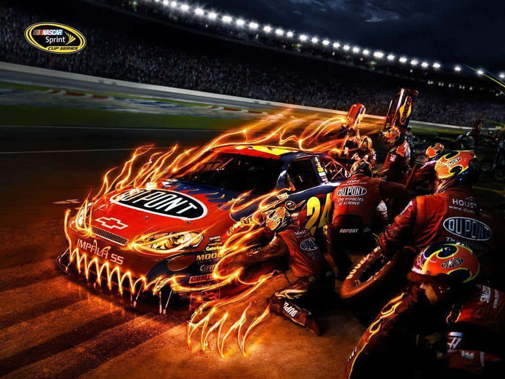夜間進站時被火焰吞沒的NASCAR賽車。