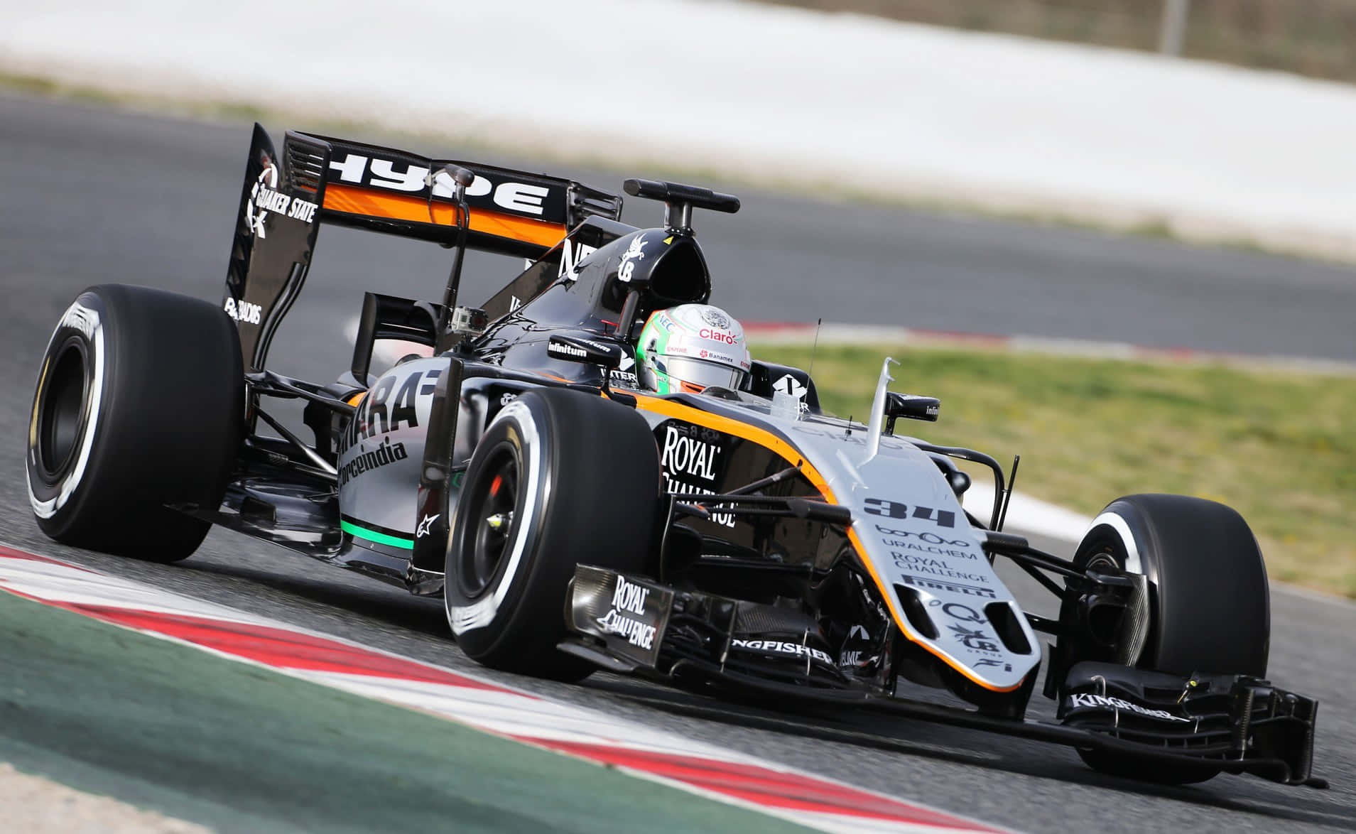 Formula 1 賽車在帶有紅、白、綠色路緣石的賽道上疾馳。