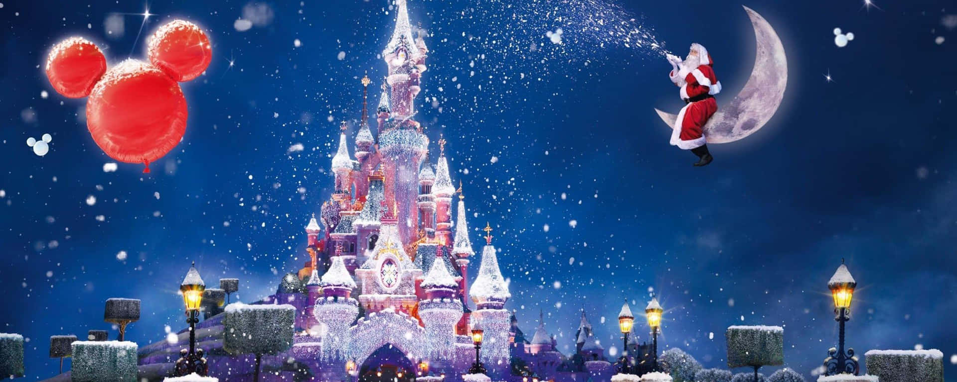 聖誕老人在月亮上向夜間白雪覆蓋的迪士尼城堡灑下閃粉。