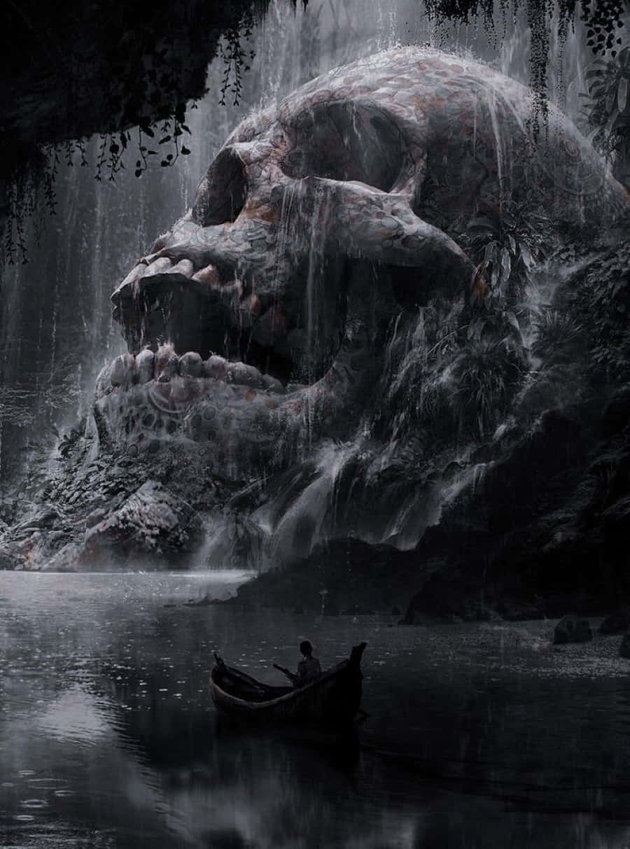 Dark Realm 桌布 壁紙 — 在迷霧籠罩、陰森詭異的叢林峽谷中，一個孤獨的身影划著獨木舟，從一個巨大的骷髏形瀑布下方穿過。